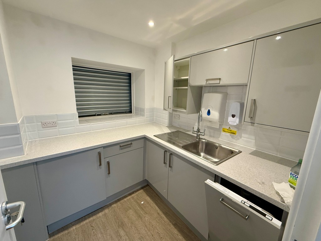 Lot: 78 - VACANT COMMERCIAL PROPERTY IN TOWN CENTRE LOCATION - Kitchen